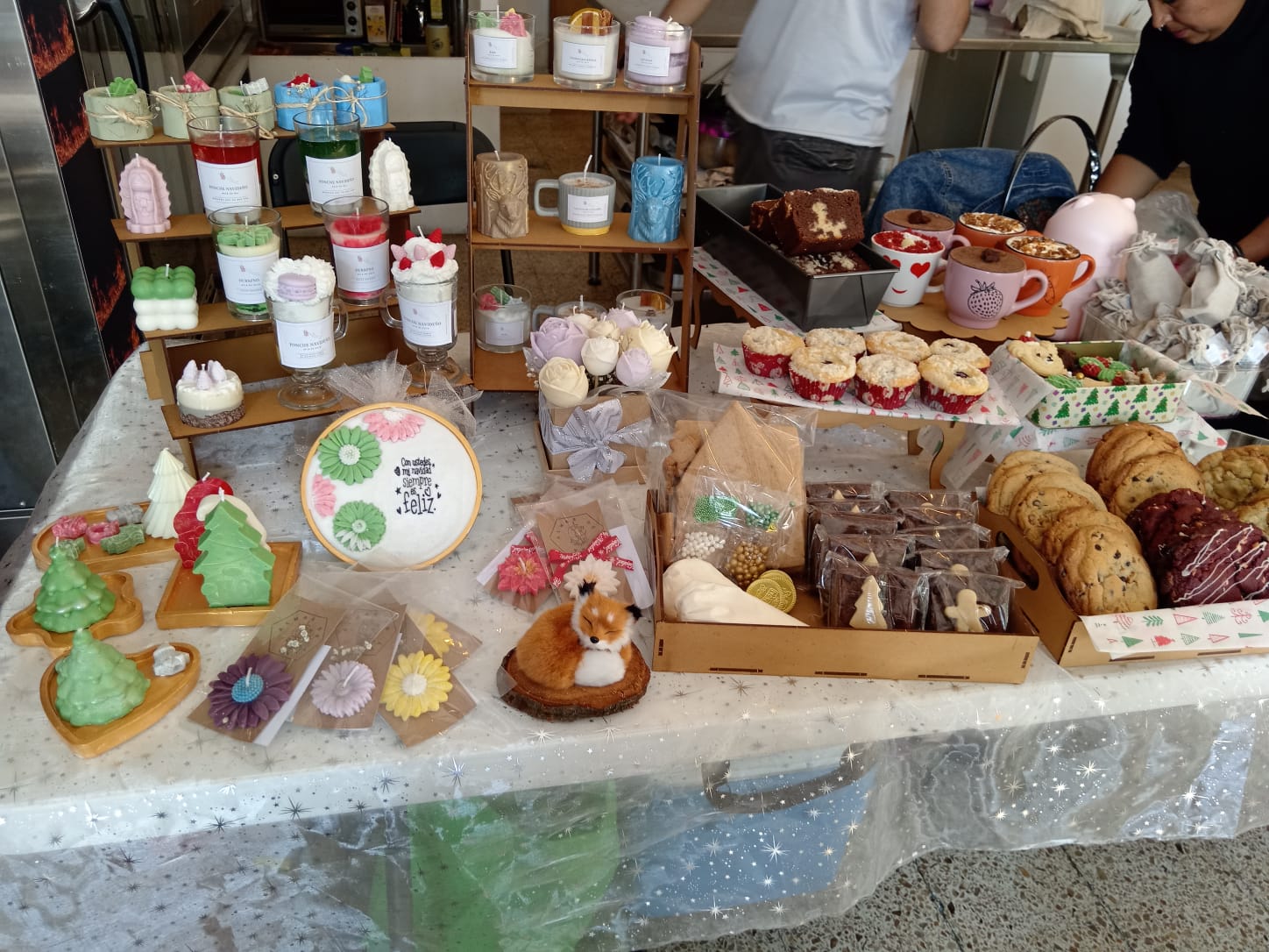 Mesa con repostería y velas de Almas de Luna
